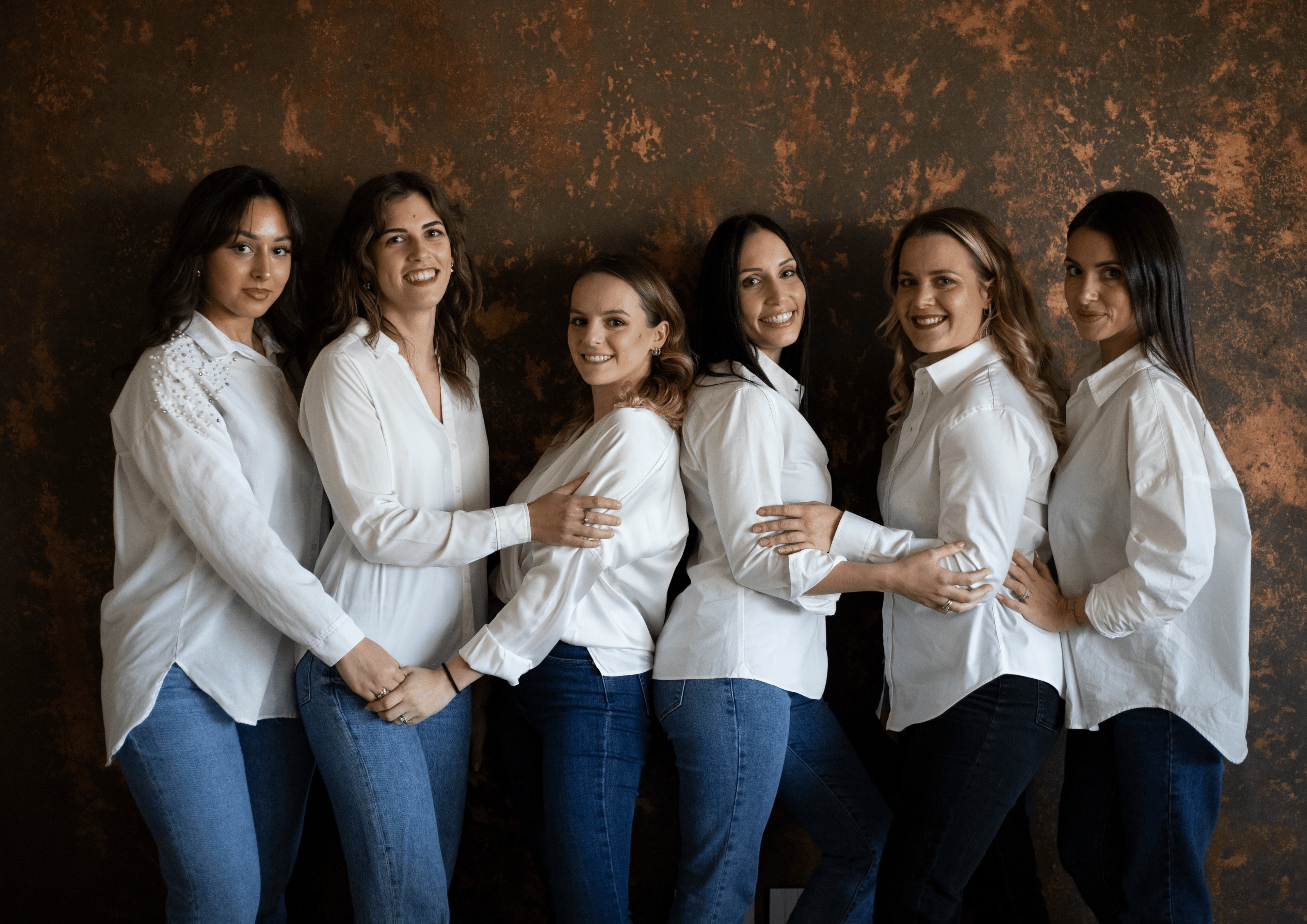 Ragazze sorridenti che si abbracciano e rappresentano il benessere promosso da Toi Meme